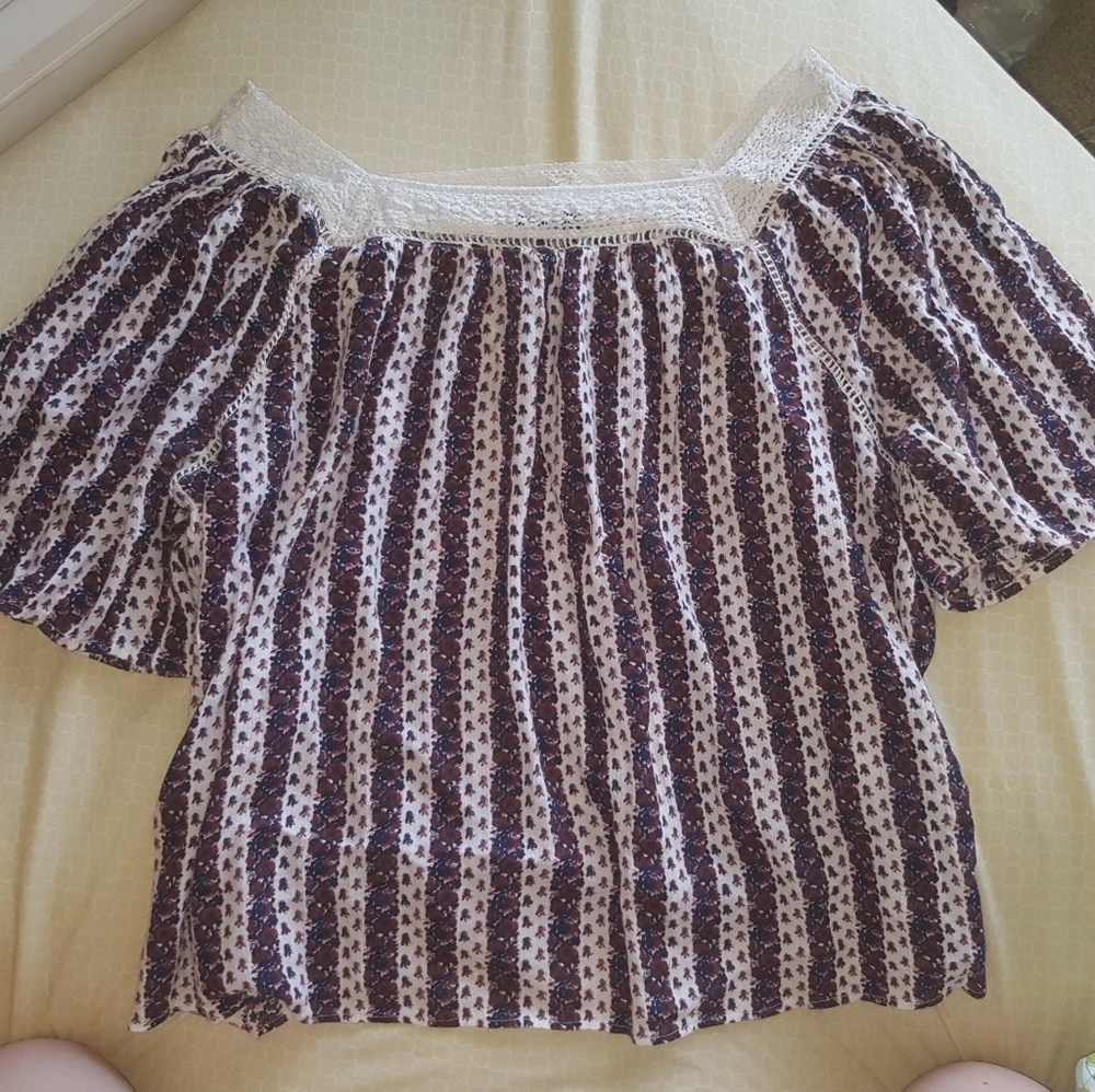 American Eagle Floral Top!!